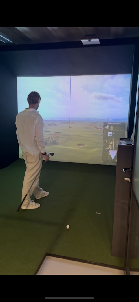The Swingers Club | indoor virtual golf